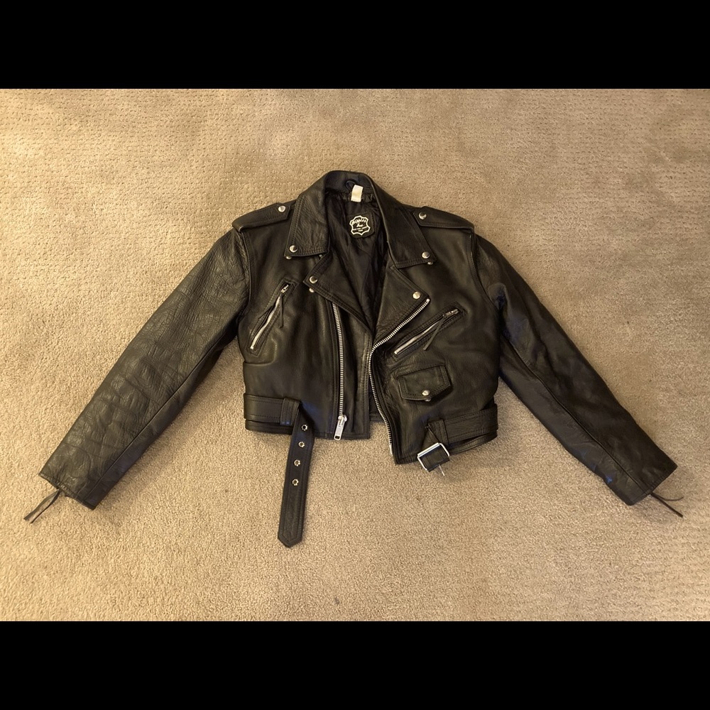 Vintage black leather, bolero/cut motorcycle jacket from the ‘80s. Size S/M